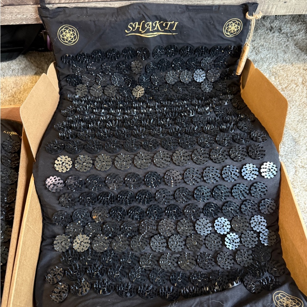 Shakti Black Acupressure Mat + Pillow